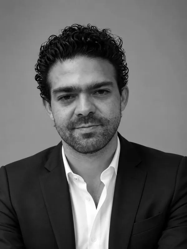 Enrique Vargas, socio fundador · dirección administrativa